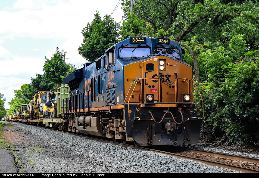 CSX 3344 on M-422